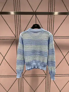 2023 Новый вязаный свитер в винтажную полоску, уменьшающий возраст, для ранней весны Sweet Age, с вырезами из трикотажа.